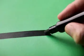 Hand drawing a line with marker.